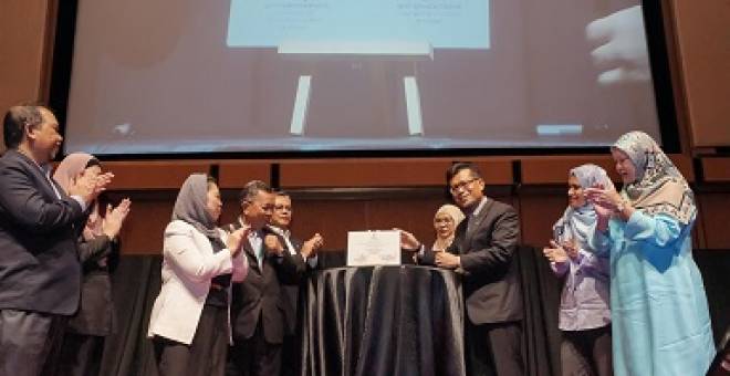 Samsudin (tiga kanan) dan Rohaizad (empat kiri) melancarkan program Tender Clinic dan Integrity Advocacy Petronas di Pusat Konvensyen Kuala Lumpur