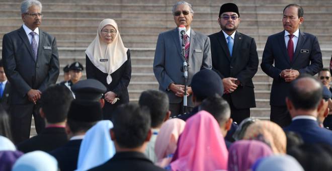 Dr Mahathir menyampaikan amanat pada perjumpaan bulanan bersama warga Jabatan Perdana Menteri di Dataran Putra, Bangunan Perdana Putra hari ini. - Gambar Bernama. 