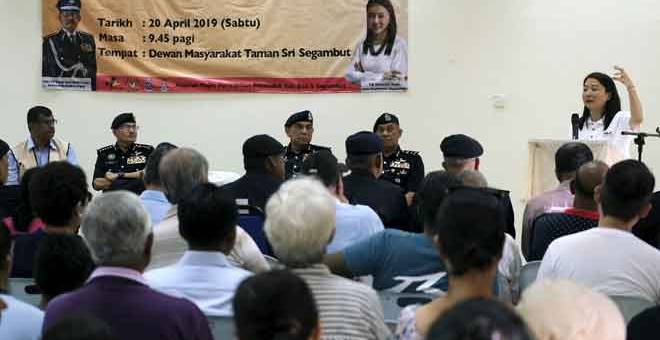 BERUCAP: Hannah yang juga Ahli Parlimen Segambut berucap sempena Program Ramah Mesra Polis KL bersama Penduduk Segambut di Taman Sri Segambut, Kuala Lumpur, semalam. — Gambar Bernama