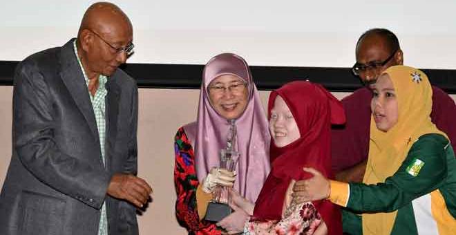 TAHNIAH: Wan Azizah (dua kiri) menyampaikan anugerah kepada salah seorang penerima cacat penglihatan pada Anugerah ‘MAB Excellence Achievement for the Blind and Visually Impaired’ 2017/2018 di Kuala Lumpur, semalam. — Gambar Bernama