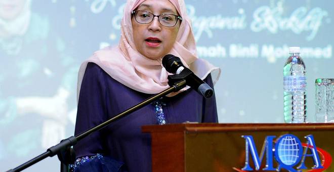 AMANAT: Rahmah menyampaikan ucapan pada Majlis Anugerah Perkhidmatan Cemerlang MQA Tahun 2018 di MQA Cyberjaya dekat Cyberjaya, semalam. — Gambar Bernama