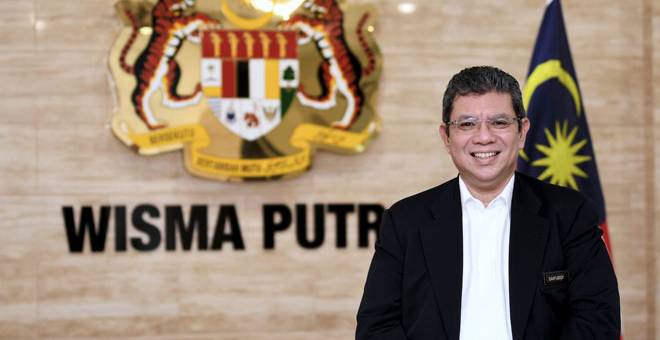 SIDANG MEDIA: Saifuddin ketika sidang media sempena setahun Pakatan Harapan di Wisma Putra, dekat Putrajaya, semalam. — Gambar Bernama