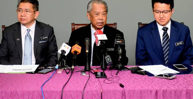 Muhyiddin pada sesi sidang media hari ini. Turut sama Salahuddin (kiri) dan Liew (kanan). - Gambar Bernama 