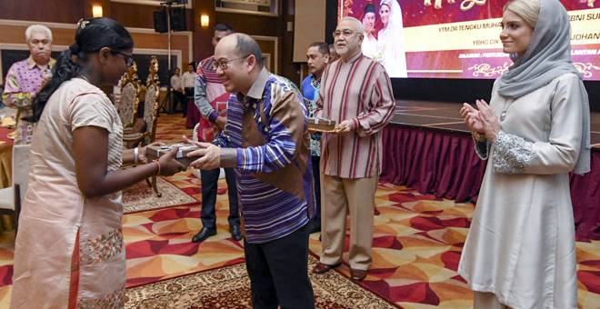 TAHNIAH: Dr Tengku Muhammad Faiz bersama Cik Puan Sofie Louise (kanan) berkenan                                            menyampaikan sumbangan kepada sebahagaian pelajar cemerlang dalam Sijil Peperiksaan                         Malaysia 2018 pada Majlis Hi-Tea Anjuran Pertubuhan Kerabat D’Raja Kelantan Al-Muhammadi,                di Kota Bharu semalam. — Gambar Bernama