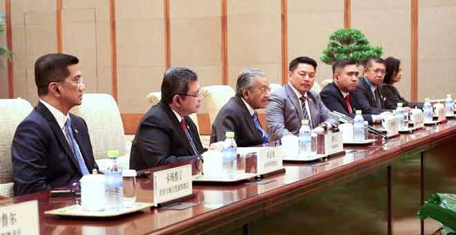 BINCANG: Dr Mahathir (tiga kiri) ketika mesyuarat dua hala bersama Perdana Menteri China Li Keqiang di Diaoyutai State Guest House, di Beijing, semalam. — Gambar Bernama