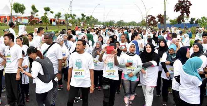 KARNIVAL KESIHATAN: Sebahagian peserta-peserta larian yang diadakan sempena Karnival Kesihatan Selangor yang dilancarkan oleh Dzulkefly di EcoHill 2 di Kuala Lumpur, semalam. — Gambar Bernama