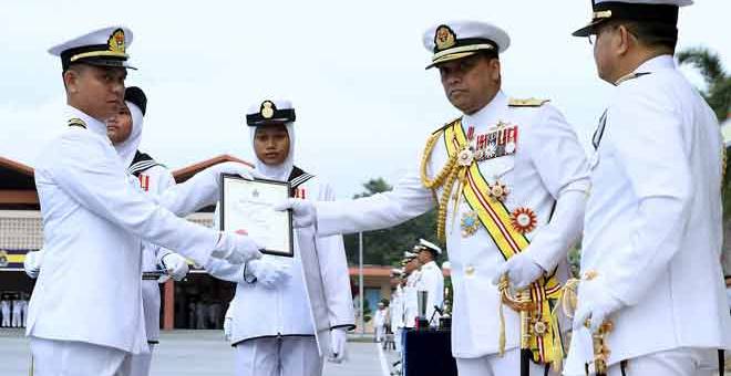 SIJIL PENGHARGAAN: Mohd Reza (kanan) menyampaikan sijil penghargaan kepada Mohd Zayyani (kiri) pada Istiadat Perbarisan Hari TLDM Ke-85 di Pangkalan TLDM Lumut, semalam. — Gambar Bernama