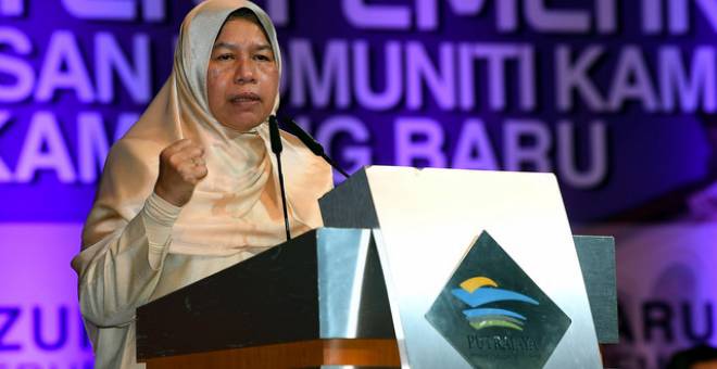  Zuraida menyampaikan ucapan pada perasmian majlis penutup Konvensyen Pemerkasaan MPKK Kampung Baru di Pusat Konvenyen Antarabangsa Putrajaya hari ini. - Gambar Bernama 