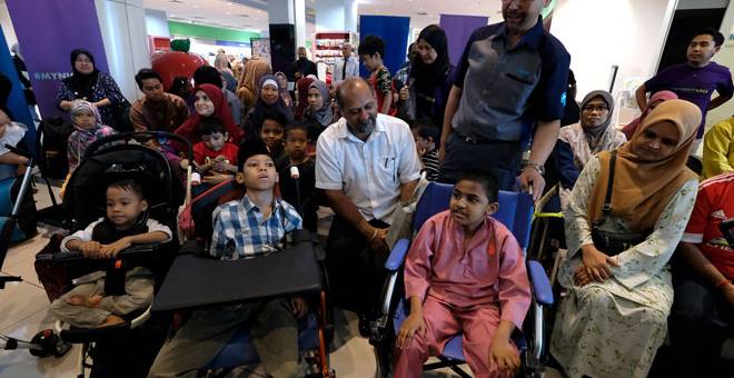 BERAMAH MESRA: Gobind (tengah) beramah mesra dengan penerima sumbangan pada Program  ‘MYNICCARES’ di Parkson 101 Mall, Putrajaya, semalam. — Gambar Bernama