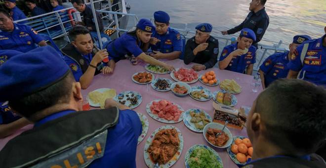 MUHIBAH: Pegawai Pasukan Polis Marin Malaysia dan pegawai Pasukan Polis Marin Indonesia berbuka puasa bersama pada Program Pertemuan di Laut @ Rendezvous (RV) serta majlis berbuka puasa bersama Polis Air (POLAIR) Indonesia di Perairan Selat Melaka, di kedudukan 57 batu nautika dari Pulau Pangkor, Lumut, semalam. — Gambar Bernama