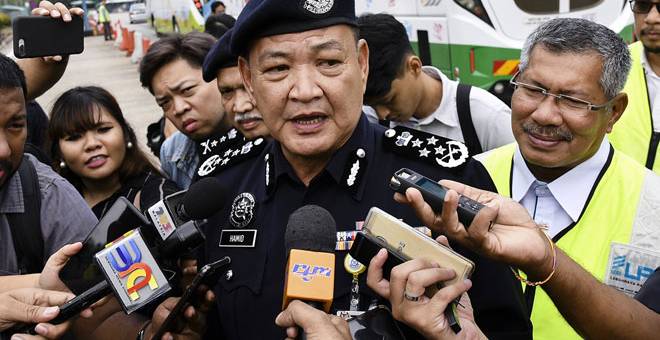 TEGAS: Abdul Hamid bercakap ketika sidang media ringkas di Plaza Tol Gombak di Kuala Lumpur semalam selepas menyerahkan bubur lambuk kepada pengguna jalan raya yang dalam perjalanan pulang ke kampung sempena Aidilfitri. — Gambar Bernama