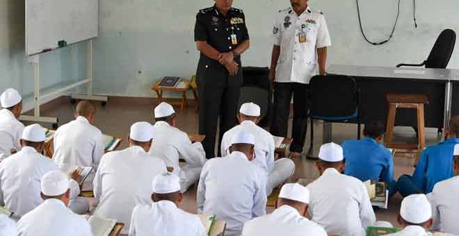 PROGRAM MURNI: Ahmad (berdiri kiri) meninjau banduan pelbagai kesalahan yang mengikuti kelas pengajian Al-Quran di Rumah Ngaji, Penjara Marang baru-baru ini. — Gambar Bernama