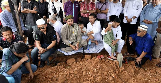DIKEBUMIKAN: Jenazah Allahyarham Datuk A Rahman Hassan selamat dikebumikan di Tanah Perkuburan Islam Taman Keramat semalam. — Gambar Bernama