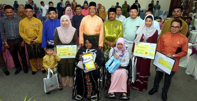 ALBUM: Mahfuz (berdiri tengah) bergambar dengan sebahagian penerima Faedah Pertubuhan Keselamatan Sosial (PERKESO) pada Majlis Penutup Program Seranta PERKESO dan Penyampaian Faedah Perkeso di Wisma PERKESO semalam. — Gambar Bernama