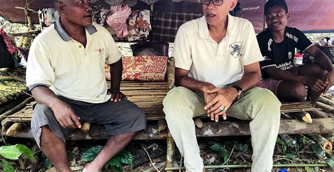 RAMAH MESRA: Rosol (tengah) bertanyakan sesuatu kepada Ketua Orang Asli Semaq Beri Ibrahim Awang, 75, (kiri) ketika tinjauan di Kampung Gerdong iaitu tapak penempatan sementara ketika tinjauan di Hulu Terengganu, semalam. — Gambar Bernama
