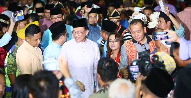 Anwar tiba di Kompleks Belia dan Sukan di Kuching bagi Semarak Eidulfitri dan Semarak Gawai anjuran PKR Sarawak. Gambar Muhd Rais Sanusi