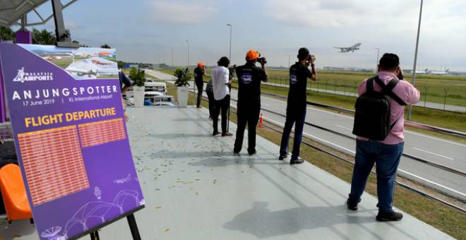  Jurugambar merakamkan gambar dari dekat kapal terbang mendarat dan berlepas di Anjung Spotter Lapangan Terbang Antarabangsa Kuala Lumpur (KLIA) hari ini. - Gambar Bernama 