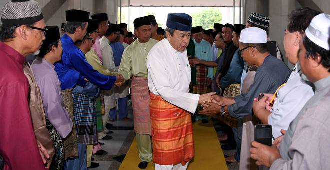 SEMPURNAKAN MAJLIS: Sultan Sharafuddin berkenan berangkat bagi menyempurnakan majlis penutup Kursus Perdana Haji 2019 Peringkat Selangor di Masjid Negeri, Shah Alam, semalam. — Gambar Bernama