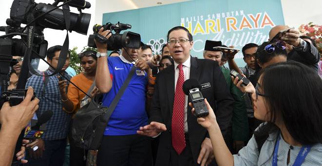 JAWAB: Lim ditemui pemberita pada majlis sambutan Hari Raya Aidilfitri Lembaga Hasil Dalam Negeri (LHDN) 2019 bertemakan ‘Gemersik Syawal@Hasil’ di ibu pejabat LHDN dekat Cyberjaya, semalam. — Gambar Bernama