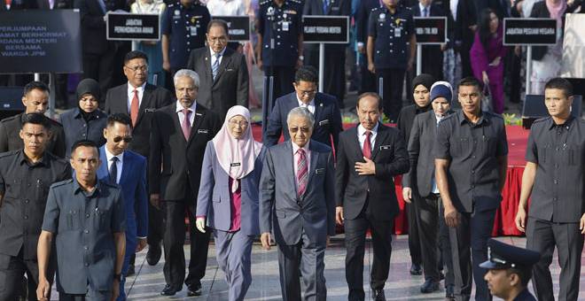 SELESAI: Dr Mahathir (tengah) diiringi timbalannya Datuk Seri Dr Wan Azizah Wan Ismail dan Ketua Setiausaha Negara Datuk Seri Dr Ismail Bakar selepas menyampaikan ucapan kepada warga Jabatan Perdana Menteri (JPM) pada perjumpaan dengan warga kerja itu di Dataran Perdana, Bangunan Perdana Putra dekat Putrajaya, semalam. — Gambar Bernama