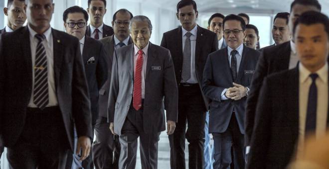 Dr Mahathir (enam, kiri) hadir pada Mesyuarat Kedua bagi Penggal Kedua Sidang Parlimen Ke-14 di Bangunan Parlimen hari ini. Turut sama Timbalan Menteri di Jabatan Perdana Menteri Datuk Dr Md Farid Md Rafik (tiga, kiri) dan Menteri di Jabatan Perdana Menteri Datuk Liew Vui. - Gambar Bernama 