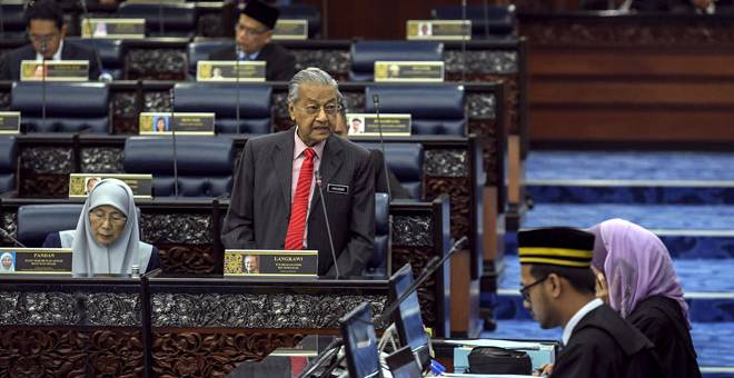 SIDANG PARLIMEN: Dr Mahathir ketika sesi soal jawab pada Mesyuarat Kedua bagi Penggal Kedua Sidang Parlimen Ke-14 di Bangunan Parlimen dekat Kuala Lumpur, semalam. — Gambar Bernama