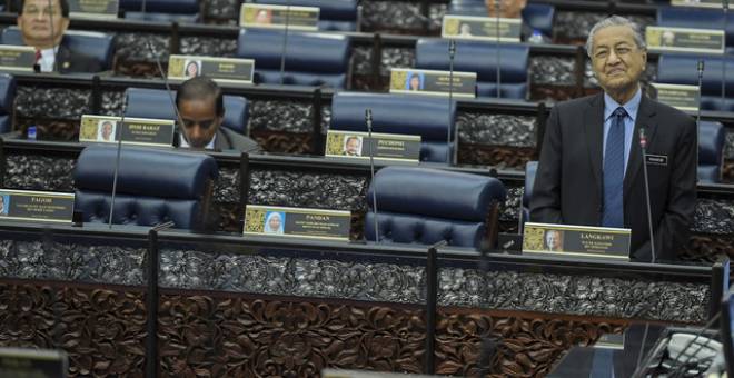 Reaksi Dr Mahathir (kanan) pada Mesyuarat Kedua bagi Penggal Kedua Sidang Parlimen Ke-14 di Bangunan Parlimen hari ini. - Gambar Bernama 