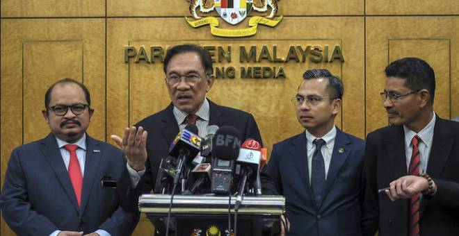 Anwar bercakap pada sidang media pada Mesyuarat Kedua bagi Penggal Kedua Sidang Parlimen Ke-14 di Bangunan Parlimen hari ini. - Gambar Bernama 
