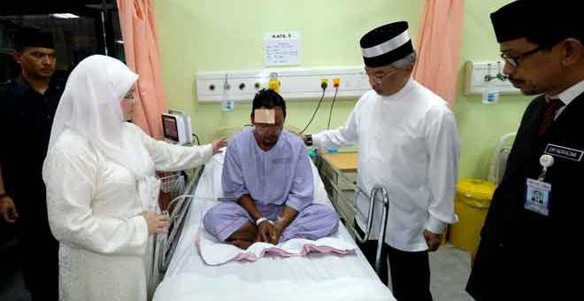 SUGUL: Al-Sultan Abdullah (dua kanan) dan Tunku Azizah (kiri) mententeramkan mangsa kebakaran Hairol Khalid, 38, yang kehilangan isteri dan dua anaknya ketika mencemar duli menziarahi mangsa kebakaran di Hospital Tengku Ampuan Afzan (HTAA), Kuantan, semalam. — Gambar Bernama