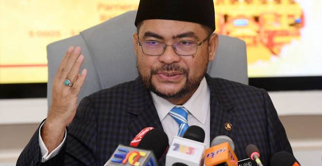 UMUM: Mujahid ketika sidang media sempena Pertabalan Yang di-Pertuan Agong di Kompleks Islam Putrajaya, semalam — Gambar Bernama