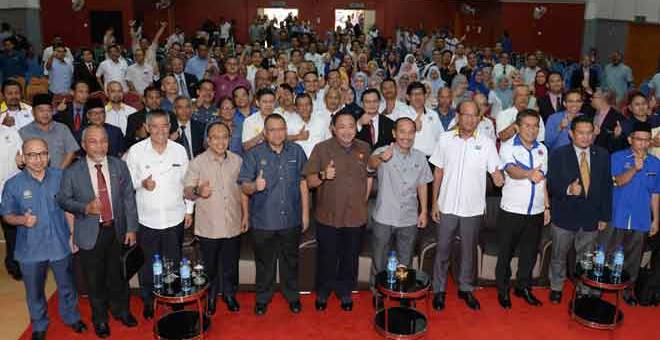 KENANGAN: Dr Ismail (tujuh kiri) bersama penjawat awam pada Majlis Perjumpaan KSN bersama Ketua-Ketua Jabatan Negeri dan Persekutuan Kedah dan Perlis di Pusat Latihan Agensi Antidadah Kebangsaan (AADK) Sungai Petani, semalam. — Gambar Bernama  