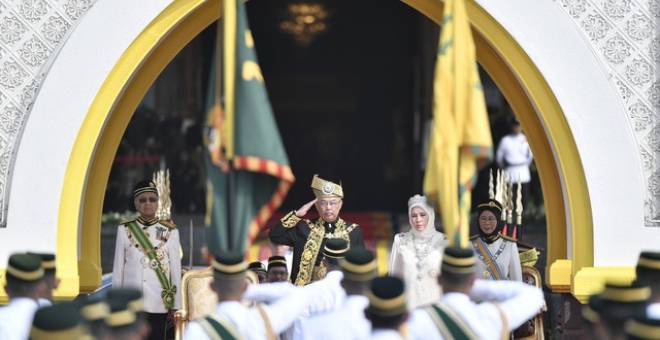Sultan Abdullah dan Tunku Azizah berkenan memberi tabik hormat ketika memeriksa pasukan Kawalan Kehormat Utama yang dibarisi 107 anggota Batalion Pertama Rejimen Askar Melayu Diraja (RAMD) sempena istiadat pertabalan baginda di Istana Negara hari ini. - Gambar Bernama 