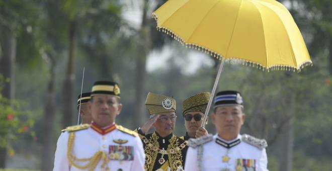 berkenan memeriksa pasukan Kawalan Kehormat Utama yang dibarisi 107 anggota Batalion Pertama Rejimen Askar Melayu Diraja (RAMD) sempena istiadat pertabalan baginda di Istana Negara hari ini.