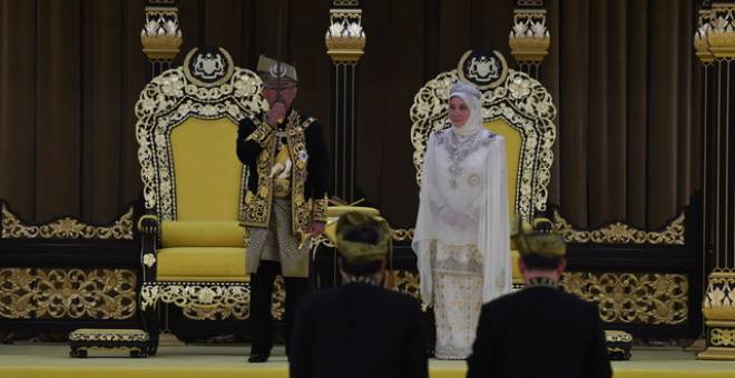 Sultan Abdullah berkenan mengucup Keris Kerajaan sebagai simbolik penerimaan kuasa Yang di-Pertuan Agong ke-16 pada istiadat pertabalan baginda di Istana Negara hari ini. Turut berangkat Raja Permaisuri Agong Tunku Hajah Azizah Aminah Maimunah Iskandariah - Gambar Bernama 