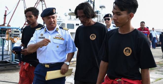 Muhammad Suffi (dua, kiri) bertanyakan sesuatu kepada Mohd Hafiz (kanan), Fauzi (dua kanan) bersama Mohamad Firdaus (kiri) di Ibu Pejabat Maritim Terengganu hari ini. - Gambar Bernama 