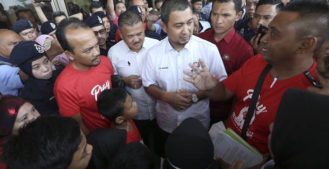 PENCEMARAN: Sahruddin (tengah) menemui penduduk di sekitar Pasir Gudang selepas Sesi Townhall Isu-Isu Semasa Pasir Gudang di Stadium Tertutup Majlis Perbandaran Pasir Gudang, Johor Bahru, semalam. — Gambar Bernama
