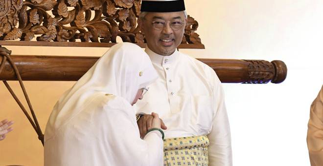 RASMI: Sultan Abdullah dan Tunku Azizah Aminah Maimunah selepas berkenan menyempurnakan gimik perasmian Pameran Raja Kita sempena Istiadat Pertabalan Yang di-Pertuan Agong ke-16 di Muzium Diraja dekat Kuala Lumpur, semalam. — Gambar Bernama
