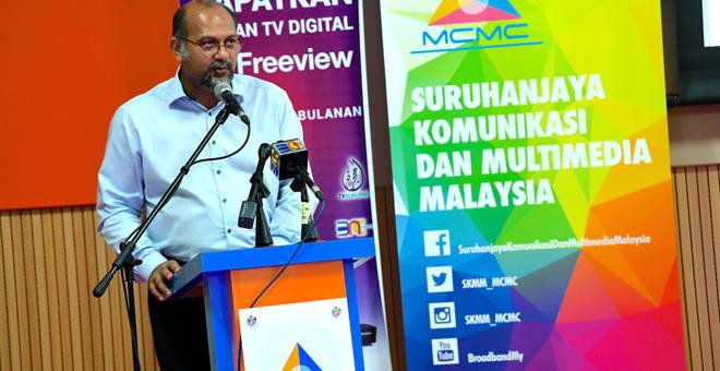 AMANAT: Gobind menyampaikan ucapan pada Majlis pengumuman Peralihan Siaran TV Analog ke Siaran TV Digital myFREEVIEW di seluruh negara dekat Langkawi, semalam. — Gambar Bernama