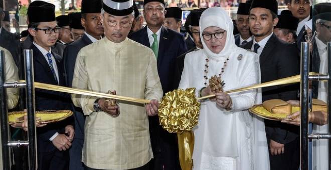  KUALA LUMPUR, 7 Ogos -- Yang di-Pertuan Agong Al-Sultan Abdullah Ri'ayatuddin Al-Mustafa Billah Shah bersama Raja Permaisuri Agong Tunku Hajah Azizah Aminah Maimunah Iskandariah berkenan merasmikan Pusat Haemodialisis Yayasan Al-Sultan Abdullah (YASA) di Wisma Denai hari ini. - Gambar Bernama 