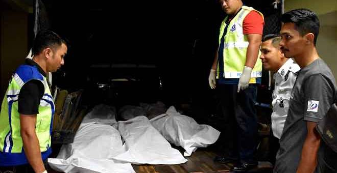 MAUT: Enam mayat mangsa kemalangan melibatkan tiga buah kenderaan dibawa naik ke dalam kenderaan polis dari bilik mayat Hospital Alor Gajah untuk ke Hospital Melaka dekat Alor Gajah, semalam. — Gambar Bernama
