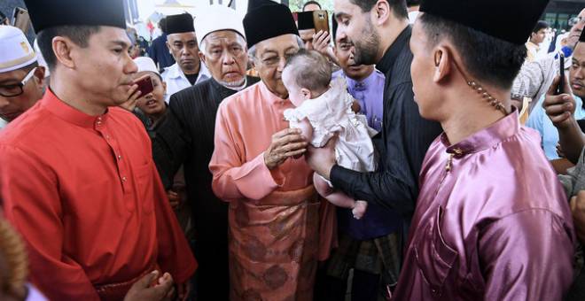 Dr Mahathir ketika beramah mesra dengan seorang bayi Palestin Mariya Mohamad Amr yang didukung ayahnya Dr Mohamad Amr selepas menunaikan Solat Sunat Aidiladha di Masjid Negara hari ini. Turut sama Imam Besar Masjid Negara Tan Sri Sheikh Ismail Muhammad. - Gambar Bernama 