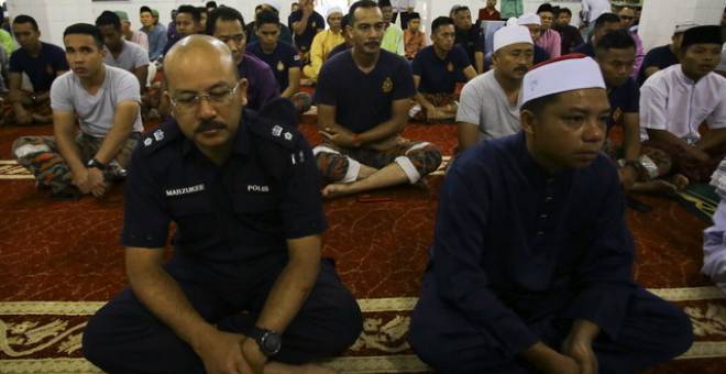 Mohd Nor Marzukee (depan, kiri) dan pasukan SAR antara jemaah yang turut menunaikan Solat Sunat Aidiladha di Masjid Kampung Pantai hari ini. - Gambar Bernama 