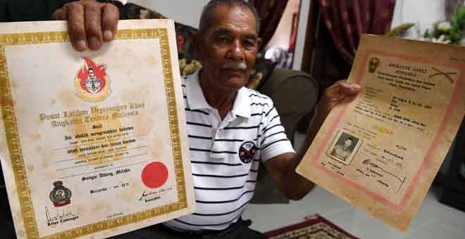 CEKAP: Bekas anggota unit gerak khas atau komando, Mohd Kasim Mad Zain, 75, menunjukkan sijil kursus yang disertainya dalam tempoh perkhidmatannya untuk mempertahankan negara, yang masih berdepan ancaman komunis ketika ditemu ramah di kediamannya di Balik Pulau baru-baru ini. — Gambar Benama