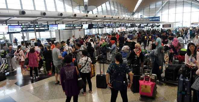 Gangguan sistem di KLIA:  Malaysia Airports menasihati para penumpang untuk tiba di lapangan terbang sekurang-kurangnya empat jam sebelum waktu berlepas penerbangan mereka dan memeriksa dengan syarikat penerbangan untuk jadual penerbangan terkini. — Gambar Benama