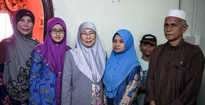 UNTUK ALBUM: Wan Azizah bergambar bersama ibu dan bapa Allahyarhamah Marziah, Antilah Mat Isa (tiga kanan) Che Omar Hamid (kanan) ketika hadir memberi melawat dan menyampaikan sumbangan kepada keluarga mangsa Taufan Lekima di Taman Bersatu, Jitra dekat Jitra, semalam. — Gambar Bernama