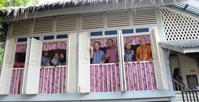 LAWATAN: Mohamaddin (tengah) bersama Mohd Asmirul (tiga kanan) meninjau rumah Perdana Menteri, Tun Dr Mahathir Mohamad pada Majlis Pembukaan Semula Kompleks Rumah Kelahiran Mahathir Mohamad di Lorong Kilang Ais, Jalan Pegawai dekat Alor Setar, semalam. — Gambar Bernama