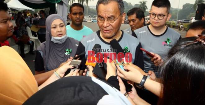 Dr Dzulkefly ketika ditemui pemberita selepas merasmikan larian 'Stop the Stigma' di pekarangan Bangunan DUN lama hari ini. Turut kelihatan Dr Jamilah. - Gambar oleh Muhammad Rais Sanusi.