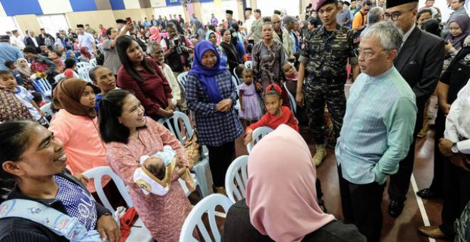 ang di-Pertuan Agong Al-Sultan Abdullah Ri'ayatuddin Al-Mustafa Billah Shah berkenan beramah mesra bersama penduduk Orang Asli ketika baginda melawat perkampungan Sungai Ruil hari ini. - Gambar Bernama 