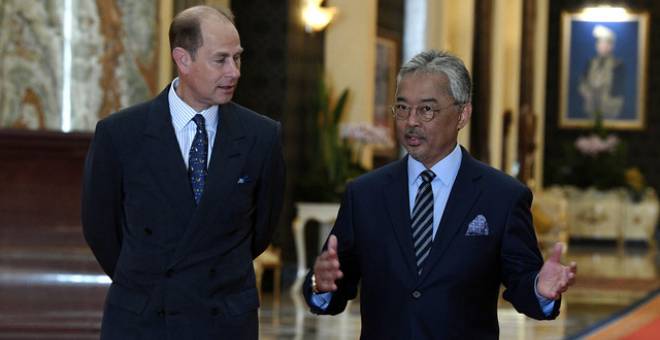 Yang di-Pertuan Agong Al-Sultan Abdullah Ri’ayatuddin Al-Mustafa Billah Shah berkenan berbual dengan The Earl of Wessex' Putera Edward selepas menerima menghadap di Bilik Seri Bendahara di Istana Negara hari ini. - Gambar Bernama 