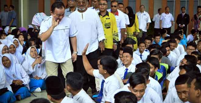 APA KHABAR?: Dr Maszlee (berdiri kiri) beramah mesra bersama pelajar-pelajar tingkatan empat dan lima Sekolah Menengah Kebangsaan Rahmat ketika mengadakan lawatan kerja ke sekolah itu di Kuala Sungai Baru, dekat Alor Gajah, semalam. — Gambar Bernama